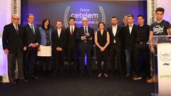 Los campeones de motociclismo y otras autoridades posando al final de la Gala de la RFME en Madrid.