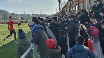 Simón entrega su sudadera a un aficionado