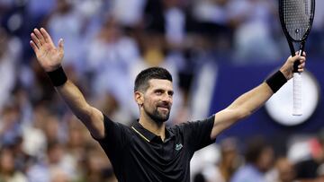 Novak Djokovic celebra su triunfo contra Learner Tien en el US Open.