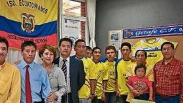 <b>EN EQUIPO. </b>Segundo Aguirre y Mercedes Factos (tercero y cuarta desde la izquierda), rodeados de directivos y seguidores de la peña.