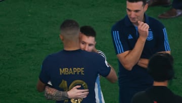 GR7042. LUSAIL (CATAR), 18/12/2022.- Lionel Messi de Argentina abraza a Kylian Mbappe de Francia hoy, en la ceremonia de la final del Mundial de Fútbol Qatar 2022 entre Argentina y Francia en el estadio de Lusail (Catar). EFE/ Alberto Estevez