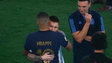 GR7042. LUSAIL (CATAR), 18/12/2022.- Lionel Messi de Argentina abraza a Kylian Mbappe de Francia hoy, en la ceremonia de la final del Mundial de Fútbol Qatar 2022 entre Argentina y Francia en el estadio de Lusail (Catar). EFE/ Alberto Estevez
