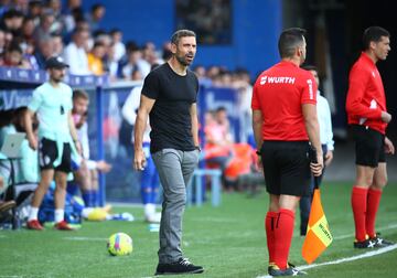 Carlos Martínez da instrucciones durante el Ponferradina - Leganés.