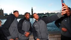 Bruno Caboclo, Delon Wright y Norman Powel (Toronto Raptors) hacen un selfie con la Torre Big Ben al fondo.