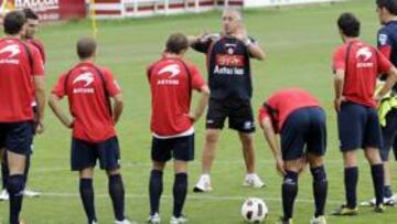 <b>EXIGENTE. </b>Manuel Preciado quiere más solidez en defensa y mejor puntería en ataque.