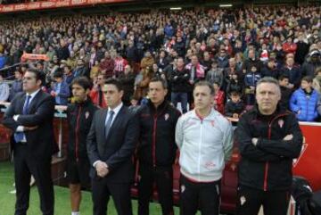 El cuerpo técnico del Sporting durante el minuto de silencio en el partido de Segunda División Sporting de Gijón - Girona.