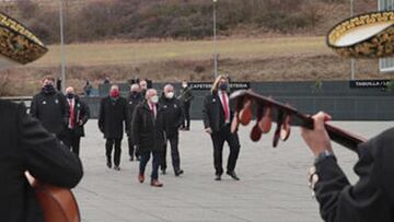 Sabalza, presidente de Osasuna, recibido por los mariachis.