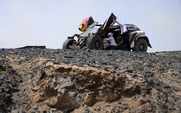 En la etapa 9, Sebastien Loeb y Daniel Elena han perdido toda opción de victoria. Rompieron en frontal de su coche al no ver un agujero. Perdieron más de siete horas en la clasificación general.