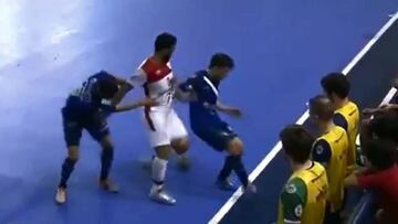 ¡Tan humillante fue su túnel que tiró la pelota fuera!