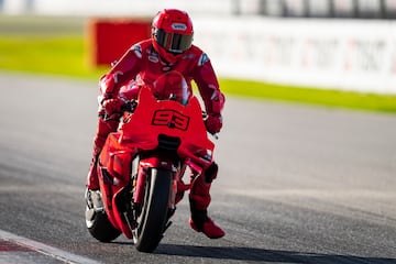 Marc Márquez rueda con su nueva moto durante la primera sesión de los entrenamientos del Test Oficial de Barcelona.