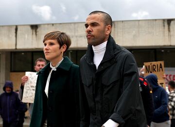 Dani Alves y su abogada Inés Guardiola a la salida del futbolista de prisión.