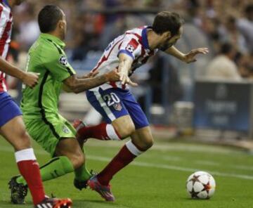 El defensa del Atlético de Madrid Juanfran (d) lucha el balón con el argentino Carlos Tévez, de la Juventus, durante el partido de la segunda jornada de la fase de grupos de la Liga de Campeones que se disputa esta noche en el estadio Vicente Calderón, en Madrid.