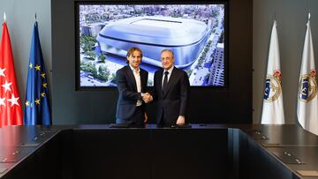 Modric y Florentino Pérez se dan la mano tras firmarse la renovación del croata hasta 2023.