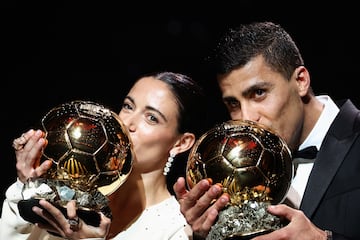 Aitana and Rodri pose with their Ballon d'Or awards.