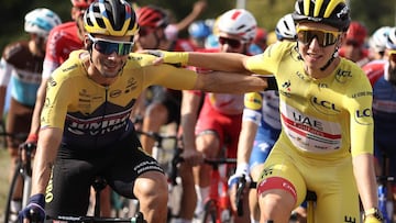 Primoz Roglic y Tadej Pogacar se saludan antes de la &uacute;ltima etapa del Tour de Francia 2020.