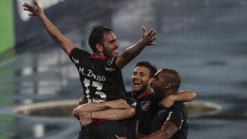 El equipo de Montevideo anotó en el tramo final del partido y se pone en ventaja en la eliminatoria, que podrá definir en casa ante un Fluminense que fue superior.