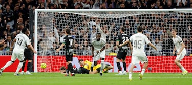 1-0. Falta indirecta que toca Vinicius a Federico Valverde, el uruguayo lanza un misil con la derecha y despeja como puede Matías Dituro. Tras varios rechaces en el área ilicitana, el balón le cae a Antonio Rüdiger que remata según le llega para anotar el primer tanto.