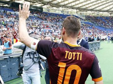 Francesco Totti es un claro ejemplo de &#039;One club man&#039;. Lleg&Atilde;&sup3; a las categor&Atilde;&shy;as inferiores de la Roma en 1989 despu&Atilde;&copy;s de que su madre rechazara una estupenda oferta del Mil&Atilde;&iexcl;n. Desde entonces, se ha convertido en el buque insignia del equipo romano. Todav&Atilde;&shy;a sigue en activo como capit&Atilde;&iexcl;n del equipo de su vida.