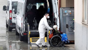 Sanitario traslada a una señora mayor en un hospital de España.