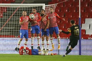 Messi lanza una falta ante el Granada.