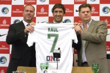 El entrenador venezolano del New York Cosmos, Giovanni Sevarese, posa junto al jugador español Raúl y el presidente del Cosmos, Seamus O'Brien, durante la presentación de Raúl González Blanco, ex Real Madrid, como nuevo jugador de ese club estadounidense en Nueva York.