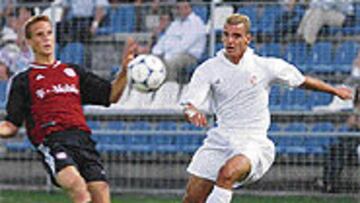 <b>EL AS DE LA JORNADA</B>. Roberto Soldado se destapó ante el Lugo logrando dos dianas determinantes en el claro triunfo de un Real Madrid B que se acerca a la zona noble de la clasificación. En dos chispazos, el punta merengue demostró que la escuela de "nueves" de la Ciudad Deportiva sigue dando constantes frutos.