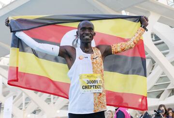 Cheptegei rebajó en 6 segundos el récord que desde 2010 poseía el keniano Leonard Patrick Komon. Cheptegei paró el reloj en 26:38, logrando la triple corona en 2019.