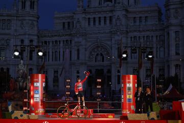 Sepp Kuss celebra la victoria en el podio. 