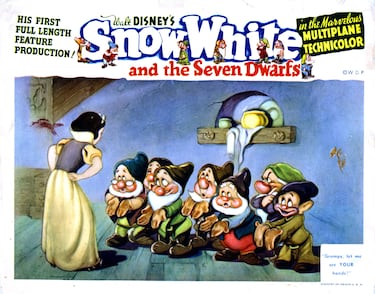 El estreno en 1937 de 'Blancanieves y los siete enanitos' supuso una revolución en la industria y fue un antes y un después en el cine de animación. La historia de la niña más hermosa del reino se trata del primer largometraje de animación en color. Se tardó tres años en producir y Disney utilizó nuevas técnicas de grabación y entintado que añadían profundidad a la imagen. Se emplearon 32 animadores a tiempo completo, 25 artistas de decorados y 102 asistentes y tuvo un coste final de 1,5 millones de dólares de la época, presupuesto que estuvo a punto de suponer la quiebra del estudio. Sin embargo, su estreno resultó un éxito absoluto llegando a recaudar 8 millones de dólares. 
