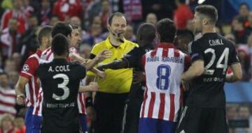 El ¨¢rbitro Jonas Eriksson y Ramires.