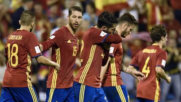 Spain&#039;s players celebrate Spain&#039;s midfielder Isco&#039;s (C) goal during the World Cup 2018 qualifier football match Spain vs Albania at the Jose Rico Perez stadium in Alicante on October 6, 2017.  / AFP PHOTO / JOSE JORDAN