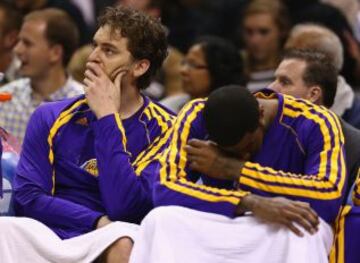 Pau Gasol y Earl Clark de los Lakers en el banquillo en los minutos finales del partido contra San Antonio Spurs.