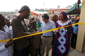 Didier Drogba inauguró una escuela que lleva su nombre en Costa de Marfil. Se espera que el proyecto solidario ayude a que miles de niños de zonas rurales en la comunidad de granjas de cacao reciban una mejor educación.