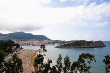 La playa de Lequeitio, conocida como Isuntza, es una joya del litoral vizcaíno que combina naturaleza, comodidad y encanto urbano. Situada en pleno casco urbano de Lekeitio, junto al puerto y rodeada de bares y restaurantes, es perfecta para quienes buscan disfrutar del mar sin alejarse de la vida del pueblo.

Con aguas tranquilas ideales para el baño y el kayak, Isuntza ofrece servicios como duchas, vestuarios, socorristas y alquiler de piraguas. Además, desde la playa se puede acceder caminando a la isla de San Nicolás durante la bajamar, una experiencia única que añade un toque mágico a la visita.
