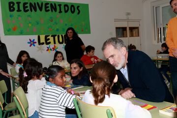 El Rey Felipe VI hablando con los ni?os del CEIP Nuestra Se?ora de la Asuncin, de la poblacin de Letur.