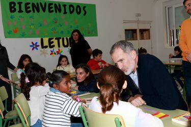El Rey Felipe VI hablando con los niños del CEIP Nuestra Señora de la Asunción, de la población de Letur.