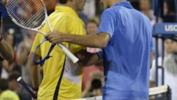 Federer felicita a Robredo por su victoria.