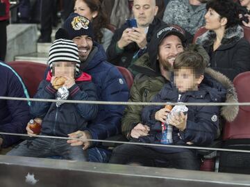 Luis Suárez y Leo Messi en la grada con sus hijos.