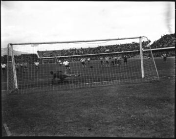 El 10 de agosto de 1938 se inauguró el Estadio Nemesio Camacho El Campín. Así se veía el estadio en la época del Dorado.