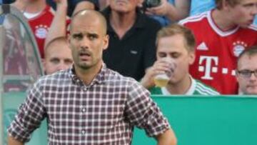 Pep Guardiola observa las evoluciones de sus jugadores durante el encuentro de Copa ante el Rehden.