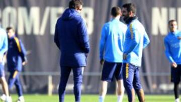 Luis Enrique, con Arda Turan en un entrenamiento.