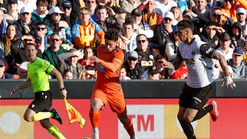 Pablo Durán conduce el balón durante el partido contra el Valencia en Mestalla.