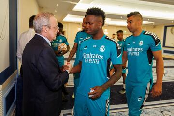 Visita Florentino Pérez a la plantilla antes de la final. En la fotografía junto a Vinicius Júnior.