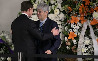 Emilio Butragueño saluda a Fernando Martín.