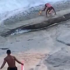 Un bodyboarder salva a un socorrista en apuros