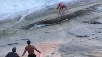 El bodyboarder Renan Souza salvando a un socorrista en una playa de Rio de Janeiro (Brasil).