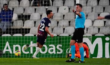 Juan Carlos, del Huesca, celebra el gol de su equipo en Santander.