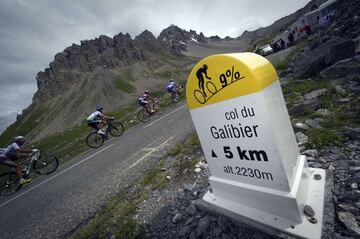 Longitud: 18 km / Pendiente media: 6,9% / Rampas m¨¢ximas: 12% m¨¢x / Altitud: 2.646 m.
Se trata de uno de los colosos que albergan los Alpes. Su mayor dificultad reside en su longitud y su tremenda altitud, cercana a los 3.000 metros. Forma parte de las ascensiones m¨¢s m¨ªticas del Tour de Francia y si tenemos en cuenta que previamente se ha de subir el Col du Telegraphe, la combinaci¨®n de ambas subidas nos deja un puerto de m¨¢s de 30 km.