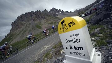 Longitud: 18 km / Pendiente media: 6,9% / Rampas máximas: 12% máx / Altitud: 2.646 m.
Se trata de uno de los colosos que albergan los Alpes. Su mayor dificultad reside en su longitud y su tremenda altitud, cercana a los 3.000 metros. Forma parte de las ascensiones más míticas del Tour de Francia y si tenemos en cuenta que previamente se ha de subir el Col du Telegraphe, la combinación de ambas subidas nos deja un puerto de más de 30 km.
