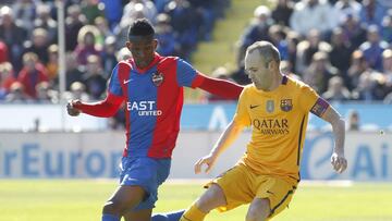 Andr&eacute;s Iniesta in action against Levante.